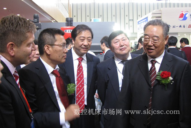 中国机械工业联合会会长王瑞祥在沈阳机床站台前 中国机械工业联合会会长王瑞祥在沈阳机床站台前