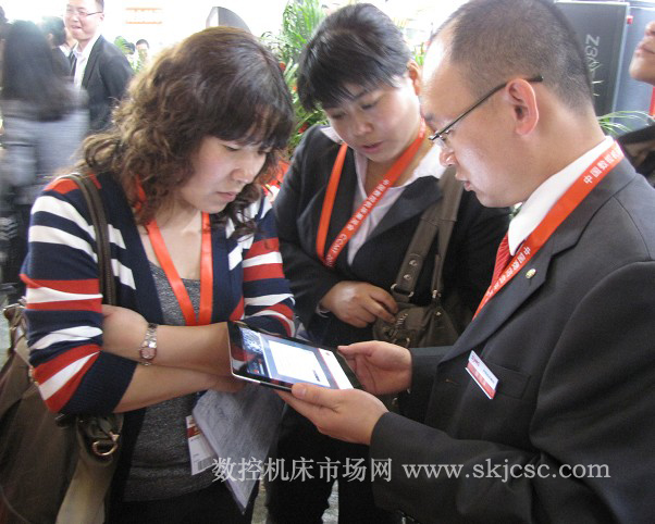 沈阳机床用来做调查的ipad(左二为杨司晨经理) 沈阳机床用来做调查的ipad(左二为杨司晨经理)