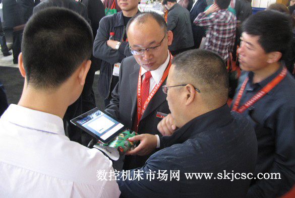 沈阳机床用来做调查的ipad(左二为杨司晨经理) 沈阳机床用来做调查的ipad(左二为杨司晨经理)