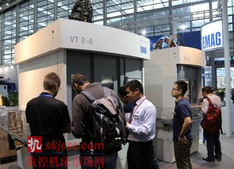 VT 2 倒立式轴类件自动上下料车床吸引了众多观众的注意,纷纷驻足了解详情 VT 2 倒立式轴类件自动上下料车床吸引了众多观众的注意,纷纷驻足了解详情