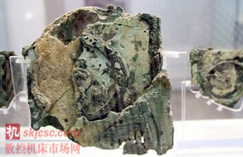 图2:安提凯希拉天体仪:该碎片的前侧,显示了四辐式主传动齿轮 图2:安提凯希拉天体仪:该碎片的前侧,显示了四辐式主传动齿轮