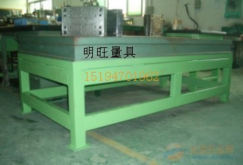 　铸铁平板平台规格：100&times;100&mdash;2000&times;4000，（大于此规格的铸铁平板可以拼装使用或按图纸订做)，用途：用于机械、发动机的动力实验，设备调试，具有较好的平面稳定性和韧性，表面带有T型槽，可以用来固定实验设备。