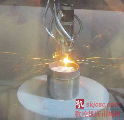 “LASERTEC 65 3D”进行增材制造时的情形。喷射金属粉末利用激光使粉末熔融凝固