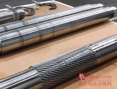 400H 可承载直径达 400mm (16 英寸) 的工件, 标配轴向行程能力为 1,168 mm (46 英寸), 并且可定制用于生产更长的部件 400H 可承载直径达 400mm (16 英寸) 的工件, 标配轴向行程能力为 1,168 mm (46 英寸), 并且可定制用于生产更长的部件