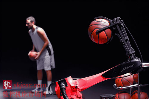 柯马Racer机器人与NBA球星马科∙贝里内利（Marco Belinelli）同台合作