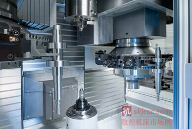 VT系列车床在两个刀塔之间利用工件夹持器进行自动上下料,而工件也由横向自动传送带输送 VT系列车床在两个刀塔之间利用工件夹持器进行自动上下料,而工件也由横向自动传送带输送