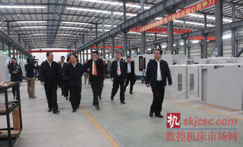 周济院长一行参观嘉泰数控GL8-V门型立式五轴加工中心的运行和测试情况