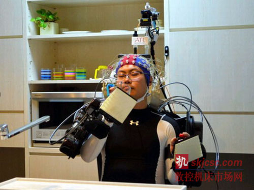 使用者在机器人的帮助下取水饮用 使用者在机器人的帮助下取水饮用