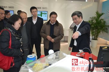 2015年2月12日,中关村管委会副主任宣鸿带领军民融合处、产业发展处有关领导到数码大方进行调研。 2015年2月12日,中关村管委会副主任宣鸿带领军民融合处、产业发展处有关领导到数码大方进行调研。