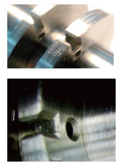 通过工艺试验表明:针对零件1.5 mm×3 mm和1.5 mm×3.5 mm的走线槽以及φ 1.5 mm走线孔边沿的毛刺,采用电火花成形的加工方法进行加工去除具有如下几方面的优点:①零件去毛刺过程可控,且不会造成零件表面划伤。②大大减轻了劳动强度。③操作过程可控、省时高效,加工效率能提高50%以上。④能保证倒角加工的一致性,适合零件的批量化生产。采用电火花成形加工效果良好,其加工后效果如图7、图8所示 通过工艺试验表明:针对零件1.5 mm×3 mm和1.5 mm×3.5 mm的走线槽以及φ 1.5 mm走线孔边沿的毛刺,采用电火花成形的加工方法进行加工去除具有如下几方面的优点:①零件去毛刺过程可控,且不会造成零件表面划伤。②大大减轻了劳动强度。③操作过程可控、省时高效,加工效率能提高50%以上。④能保证倒角加工的一致性,适合零件的批量化生产。采用电火花成形加工效果良好,其加工后效果如图7、图8所示。