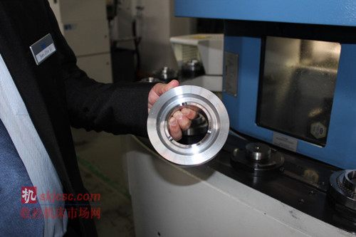 图4:埃马克VL机床采用的倒立式设计让车床内的加工件获得了很好的保护,确保了加工精度的一致性以及工艺的可靠性。 图4:埃马克VL机床采用的倒立式设计让车床内的加工件获得了很好的保护,确保了加工精度的一致性以及工艺的可靠性。