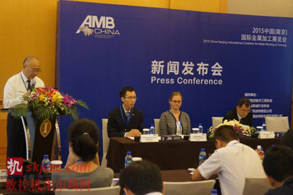 图5：江苏省机械行业协会副秘书长贾杏林先生向现场记者介绍了江苏省机械行业的形势及AMB China展览会给江苏省、南京市的机械装备制造行业的相关企业提供了一个创新、合作的崭新平台。