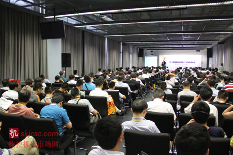 “第17届上海国际机床机器人及智能工厂展览会”(EASTPO 2015)进入高潮,现场人潮涌动。 “第17届上海国际机床机器人及智能工厂展览会”(EASTPO 2015)进入高潮,现场人潮涌动。