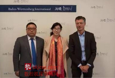 振威展览天津公司总经理邓小辉(左一)与市场部总监刘婷(中)在德国巴伐利亚州回访德国机械制造联合会 振威展览天津公司总经理邓小辉(左一)与市场部总监刘婷(中)在德国巴伐利亚州回访德国机械制造联合会