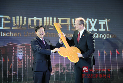 图为青岛西海岸新区工委书记王建祥向入驻企业颁发钥匙 图为青岛西海岸新区工委书记王建祥向入驻企业颁发钥匙