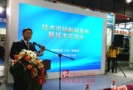 陈惠仁在介绍协会开办技术市场的目的 陈惠仁在介绍协会开办技术市场的目的