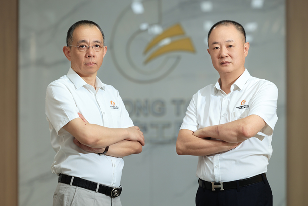 国宏工具副董事长严景峰先生(图左),国宏工具董事兼总经理吕显豹先生(图右) 国宏工具副董事长严景峰先生(图左),国宏工具董事兼总经理吕显豹先生(图右)